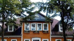 Un edificio de dos plantas con un balcón central y un letrero que dice "Herzhotel Zum Prinzen", de estilo arquitectónico tradicional europeo.