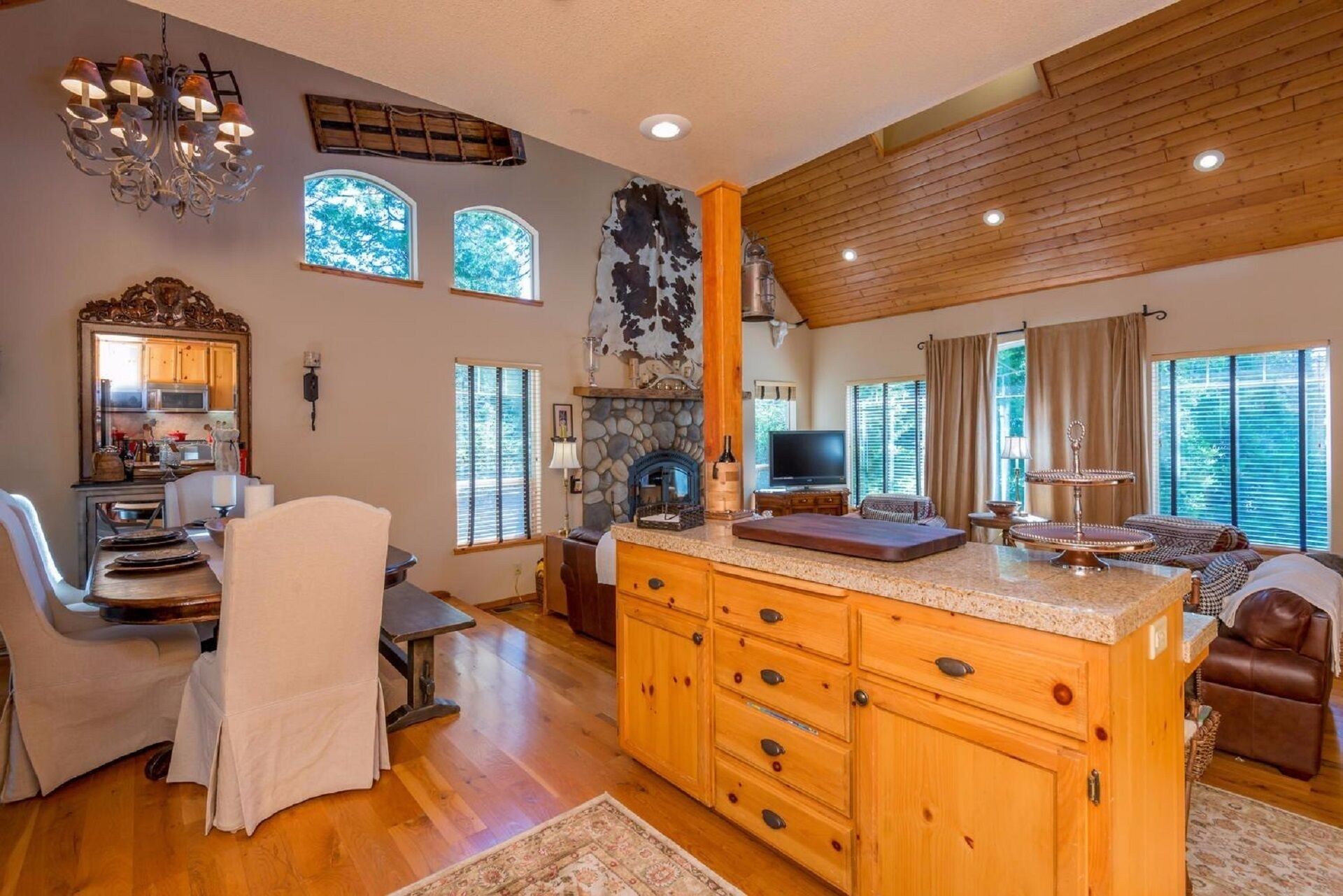 Shaver Lake Luxury Cabin with relaxing Jacuzzi Tub