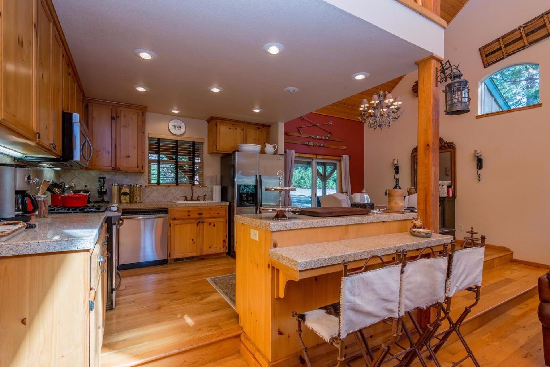 Shaver Lake Luxury Cabin with relaxing Jacuzzi Tub