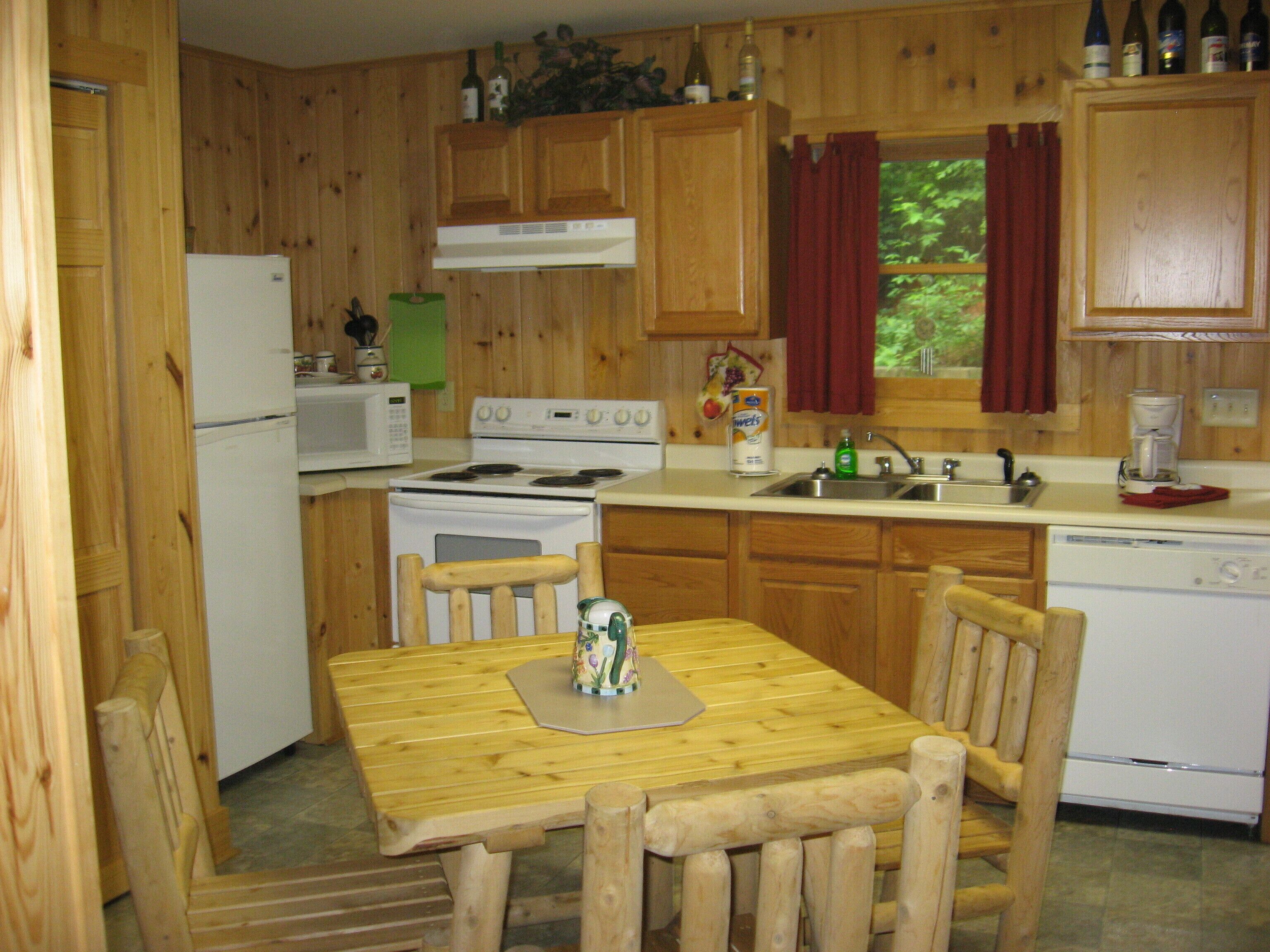 In Town Just off Main St, Hot Tub, fireplace, walk to everything!