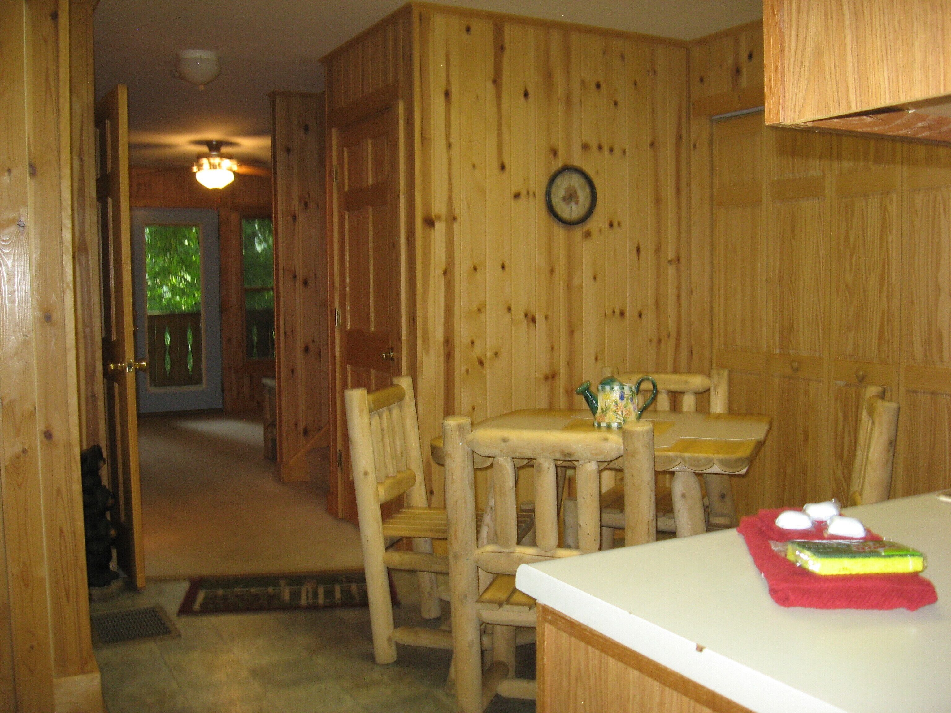 In Town Just off Main St, Hot Tub, fireplace, walk to everything!