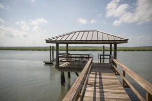 Terrace/patio - Charming Waterfront Carriage 
House (Beaufort)