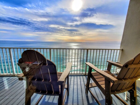 Property grounds - 5th Floor On the Beach! Pools, Hot Tub, High Speed Wi-Fi, HBO, King Bed, Bunk (Panama City Beach)