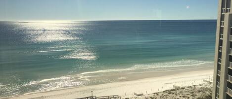 En la playa y camastros