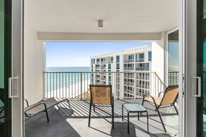 Property grounds - Amazing Beachfront Condo in the heart of Destin - w/FREE Beach Setup March-Oct (Destin)
