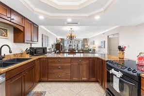 Geladeira, micro-ondas, fogão, cooktop