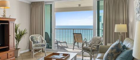 Televisión, reproductor de DVD, libros