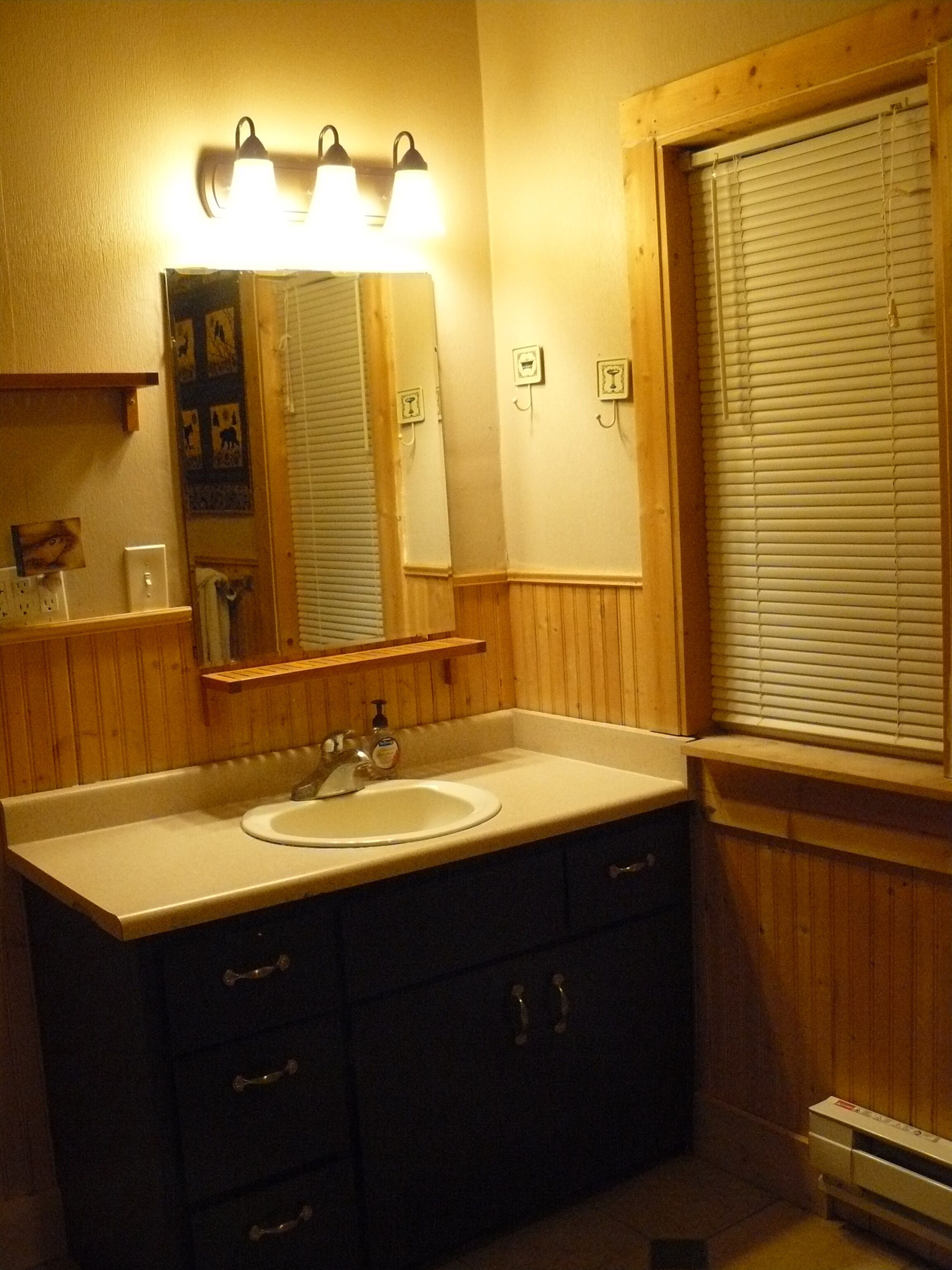 Cozy Cabin steps from a fishermans paradise, XC skiing and snowmobiling. 