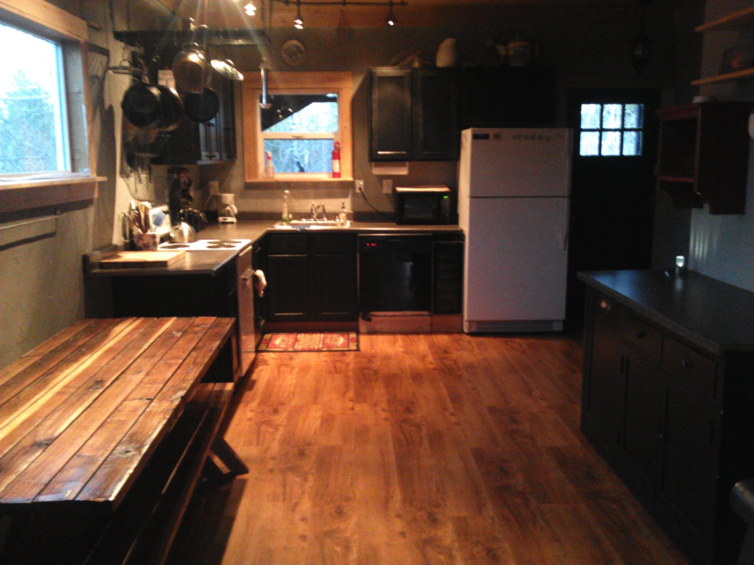 Cozy Cabin steps from a fishermans paradise, XC skiing and snowmobiling. 