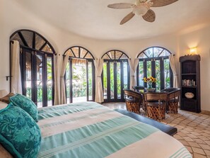 4 Schlafzimmer, Zimmersafe, Schreibtisch, Bügeleisen/Bügelbrett