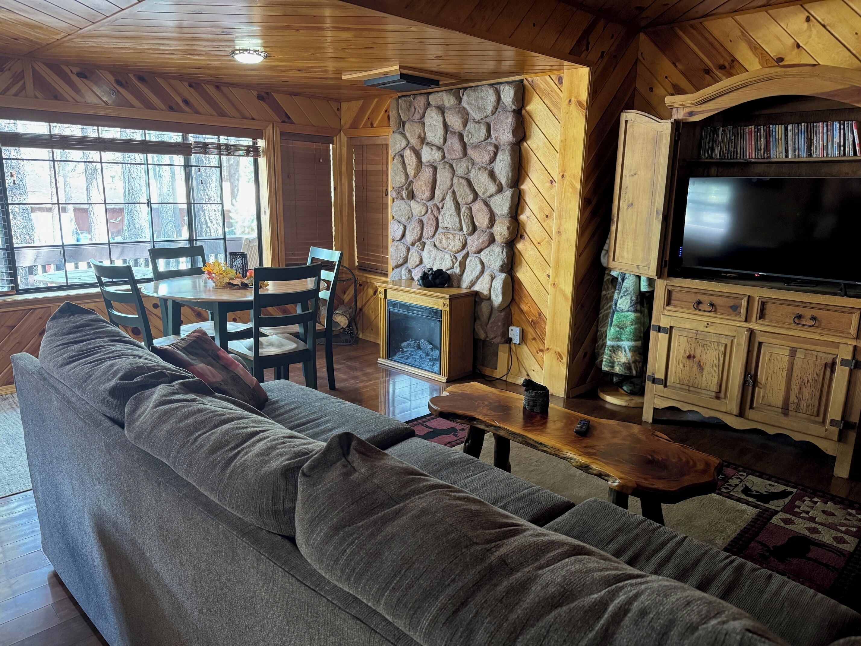 Smart-TV, DVD-spiller, bøker og filmbibliotek