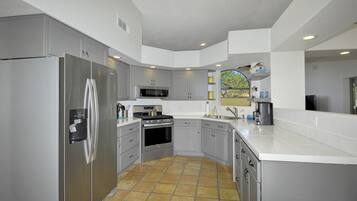 Frigorifero, microonde, forno, piano cottura