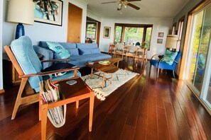 Smart TV, fireplace, DVD player, books - Villa Nirvana Stunning Mtn View! Posh, Serene, Secluded! Wrap Around Porch! (Hendersonville)