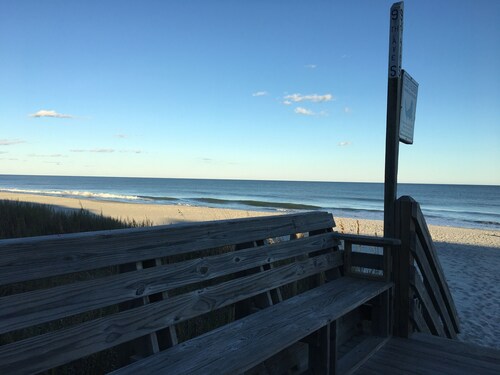 Professionally Decorated,100 Yards to Beach, Shared Pool