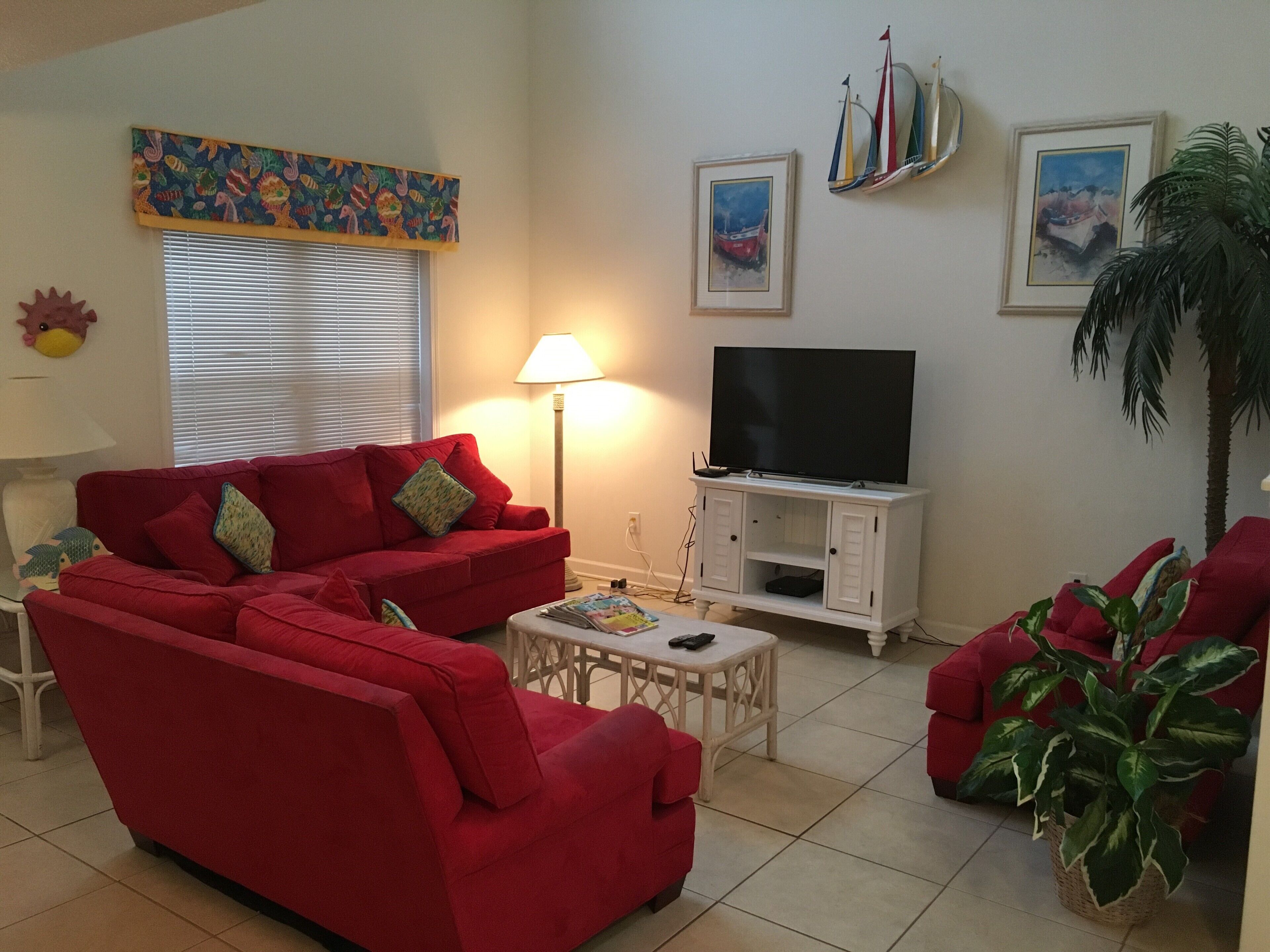 Professionally Decorated,100 Yards to Beach, Shared Pool