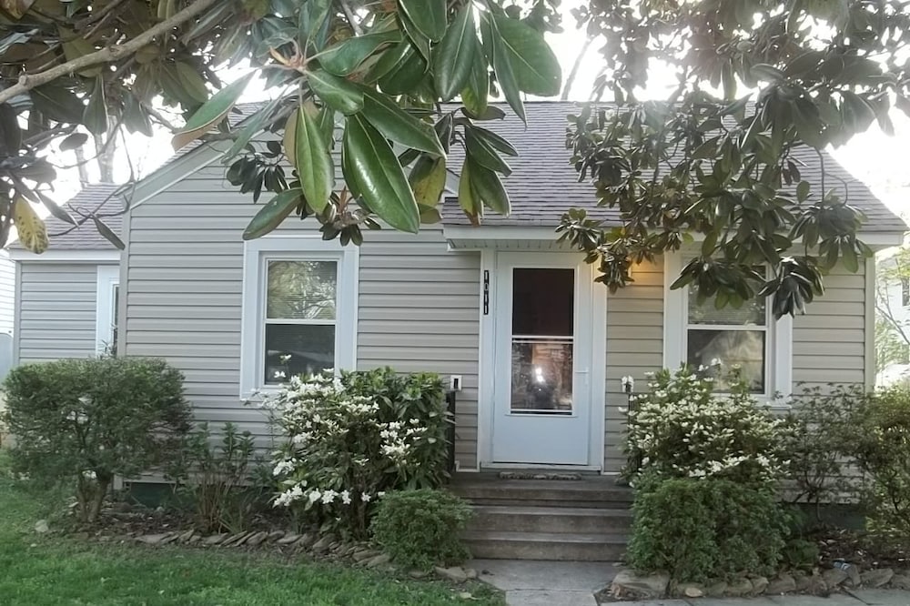 Super cute, 2 bedroom, 1 bath, furnished cottage