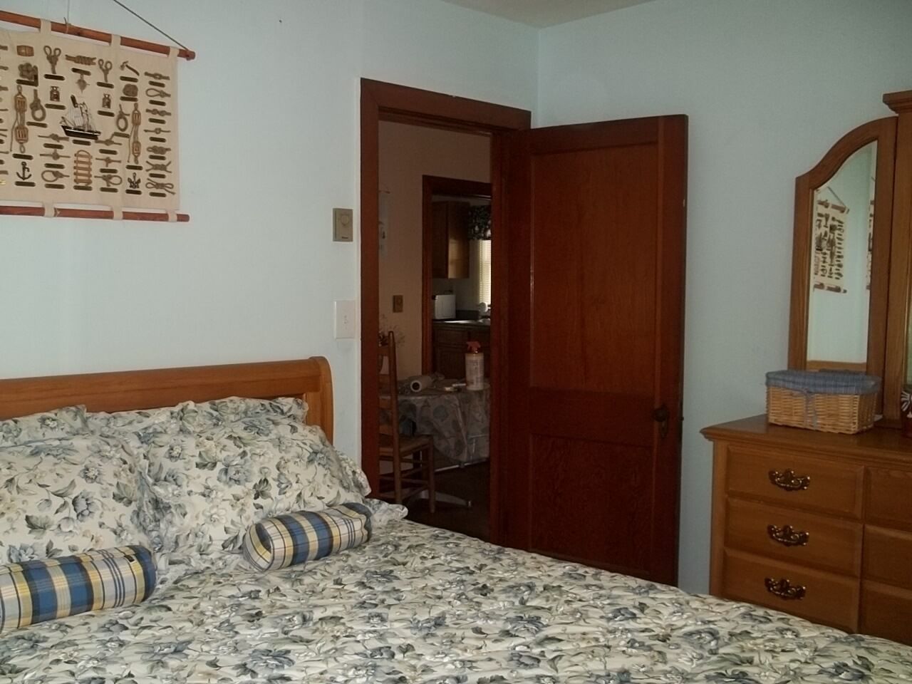 Super cute, 2 bedroom, 1 bath, furnished cottage 