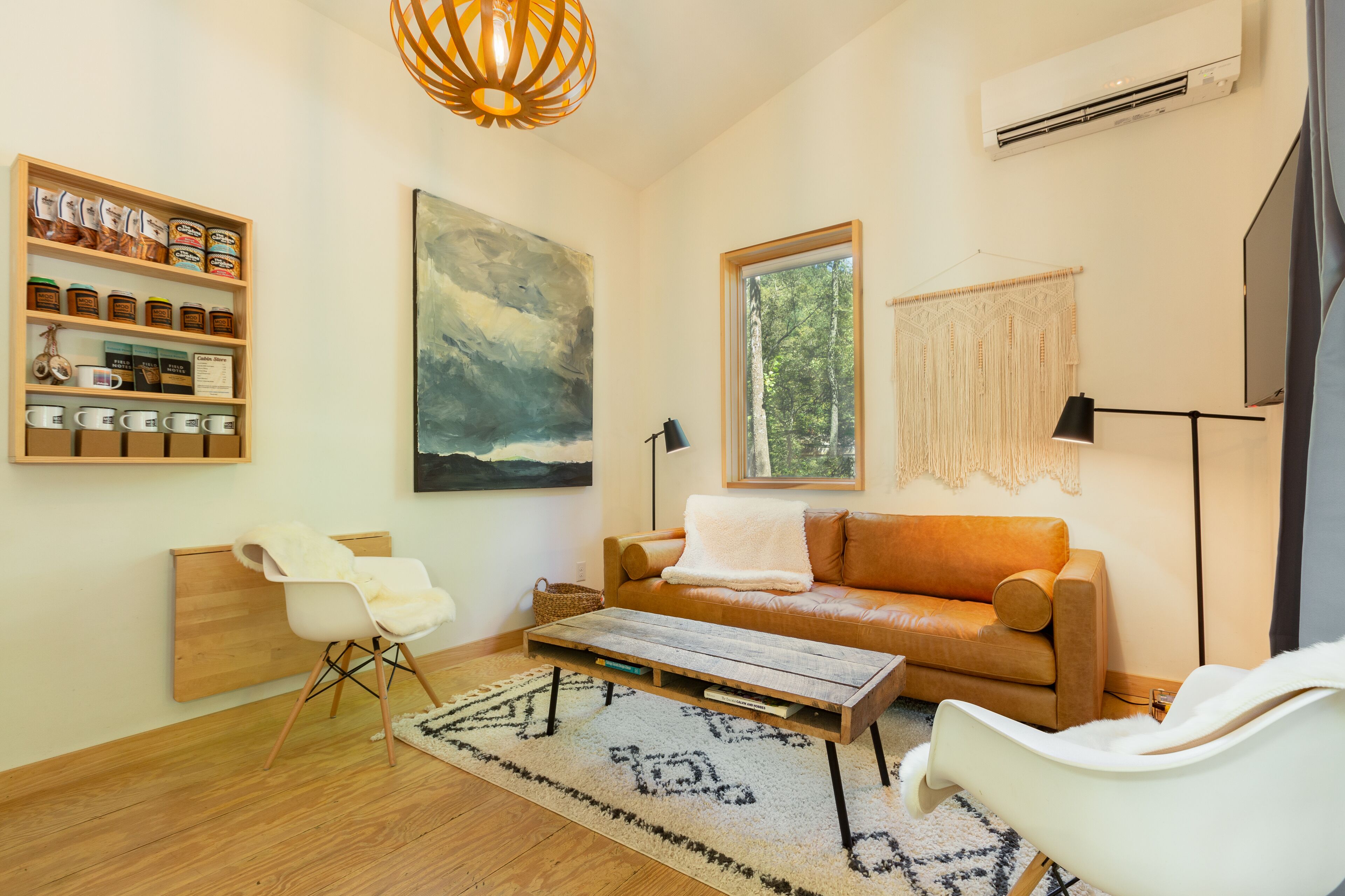 Hip New Scandi cabin with airstream, hot tub, fire pit, creek, Uber downtown.