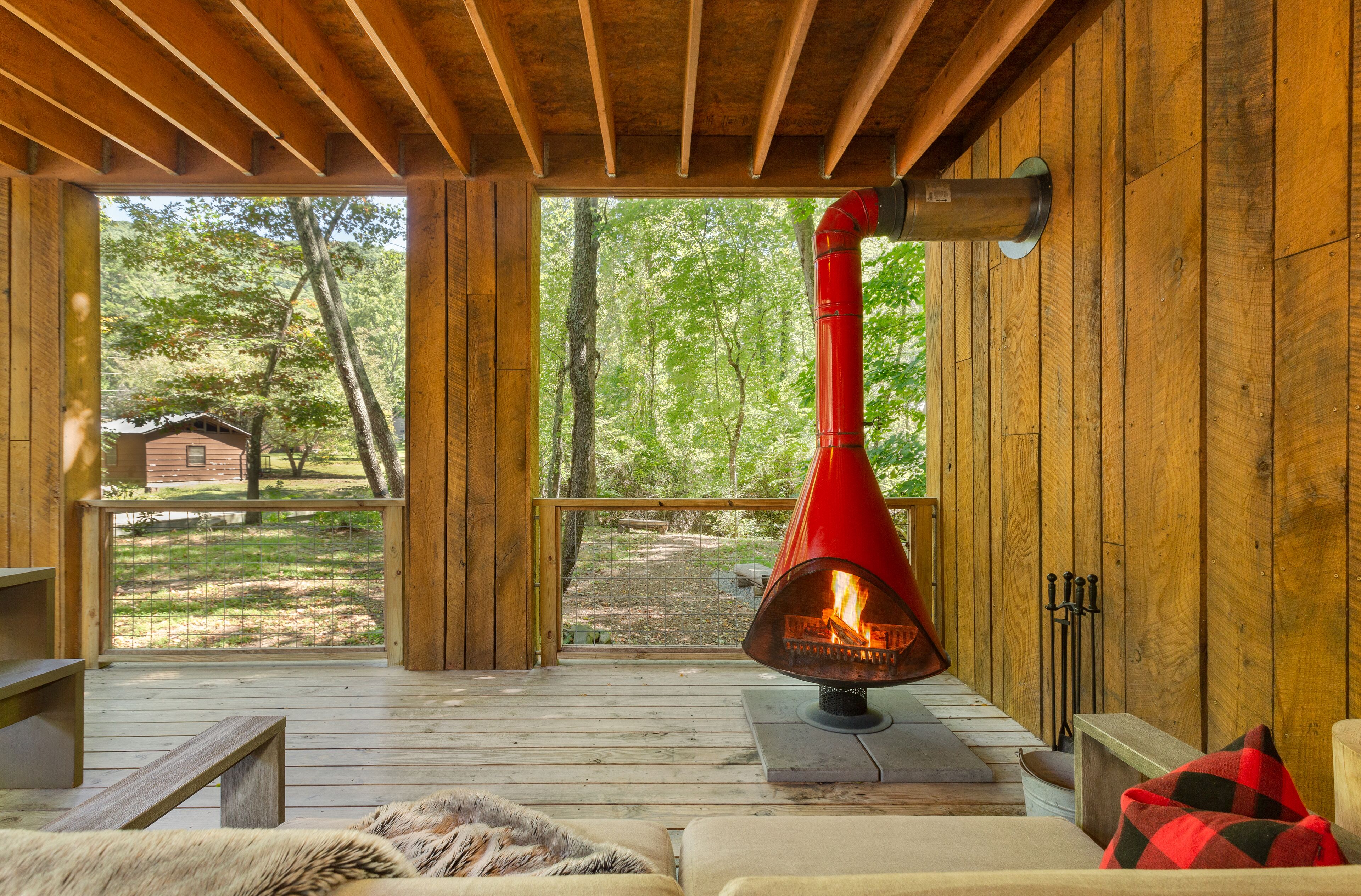 Hip New Scandi cabin with airstream, hot tub, fire pit, creek, Uber downtown.