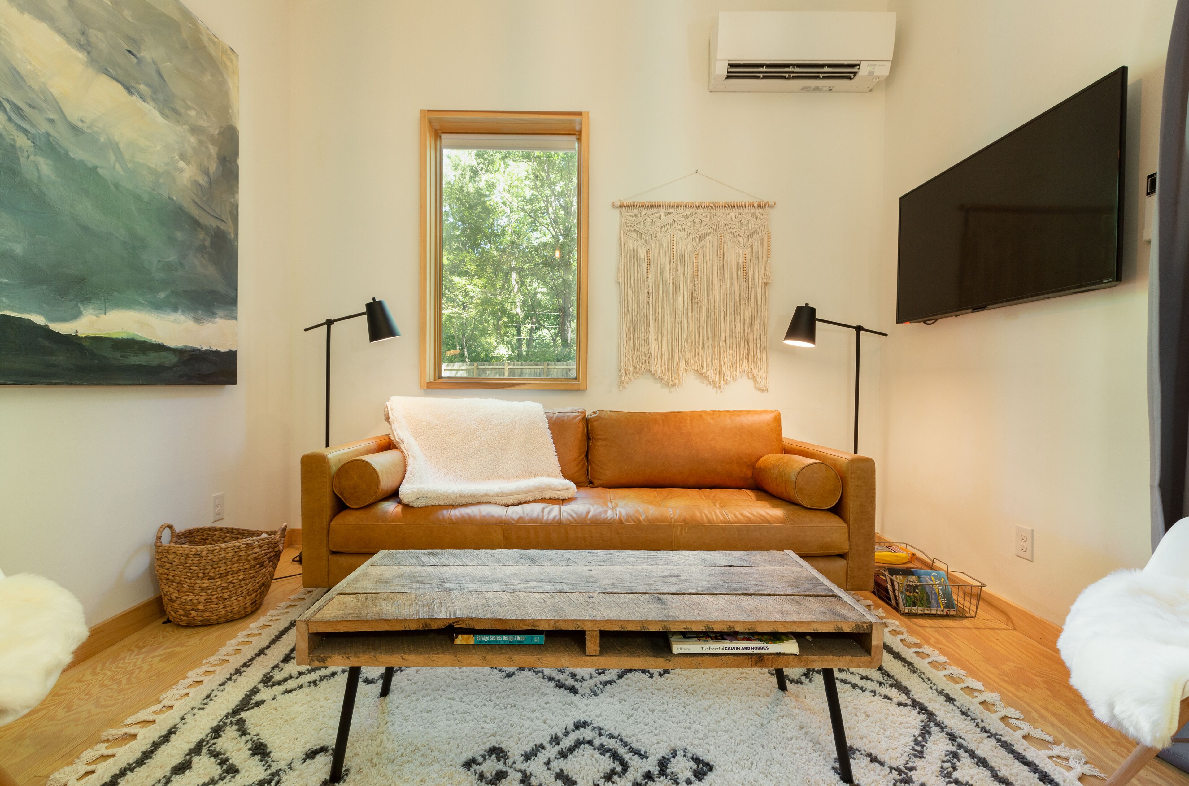 Hip New Scandi cabin with airstream, hot tub, fire pit, creek, Uber downtown.