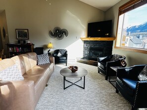 Flatskjerm-TV, peis og stereoanlegg