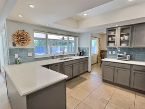 Fridge, microwave, oven, stovetop - The Walcott Tempe - Private Pool, Park, Pool Table (Tempe)