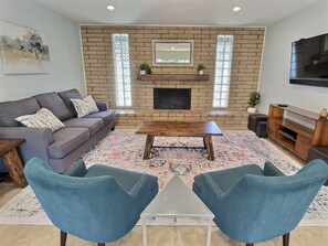 TV, fireplace, table tennis - The Walcott Tempe - Private Pool, Park, Pool Table (Tempe)