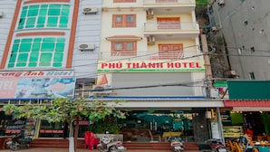 A multi-story hotel with a prominent sign for "PHU THANH HOTEL". - Phu Thanh Sea View Hotel (Hai Phong)