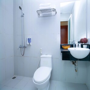 Dusche, kostenlose Toilettenartikel, Haartrockner, Hausschuhe