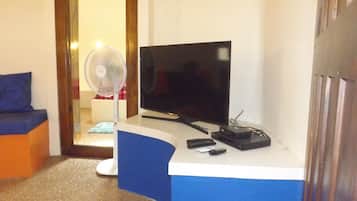 Deluxe-villa - 2 soveværelser | Stue | 60-tommers LED-tv med digitale kanaler, tv