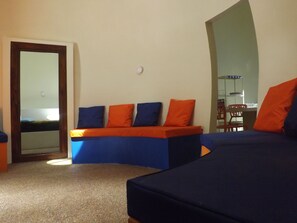 Deluxe villa, 2 slaapkamers | Woonkamer | Een 60-inch ledtelevisie met digitale zenders en televisie