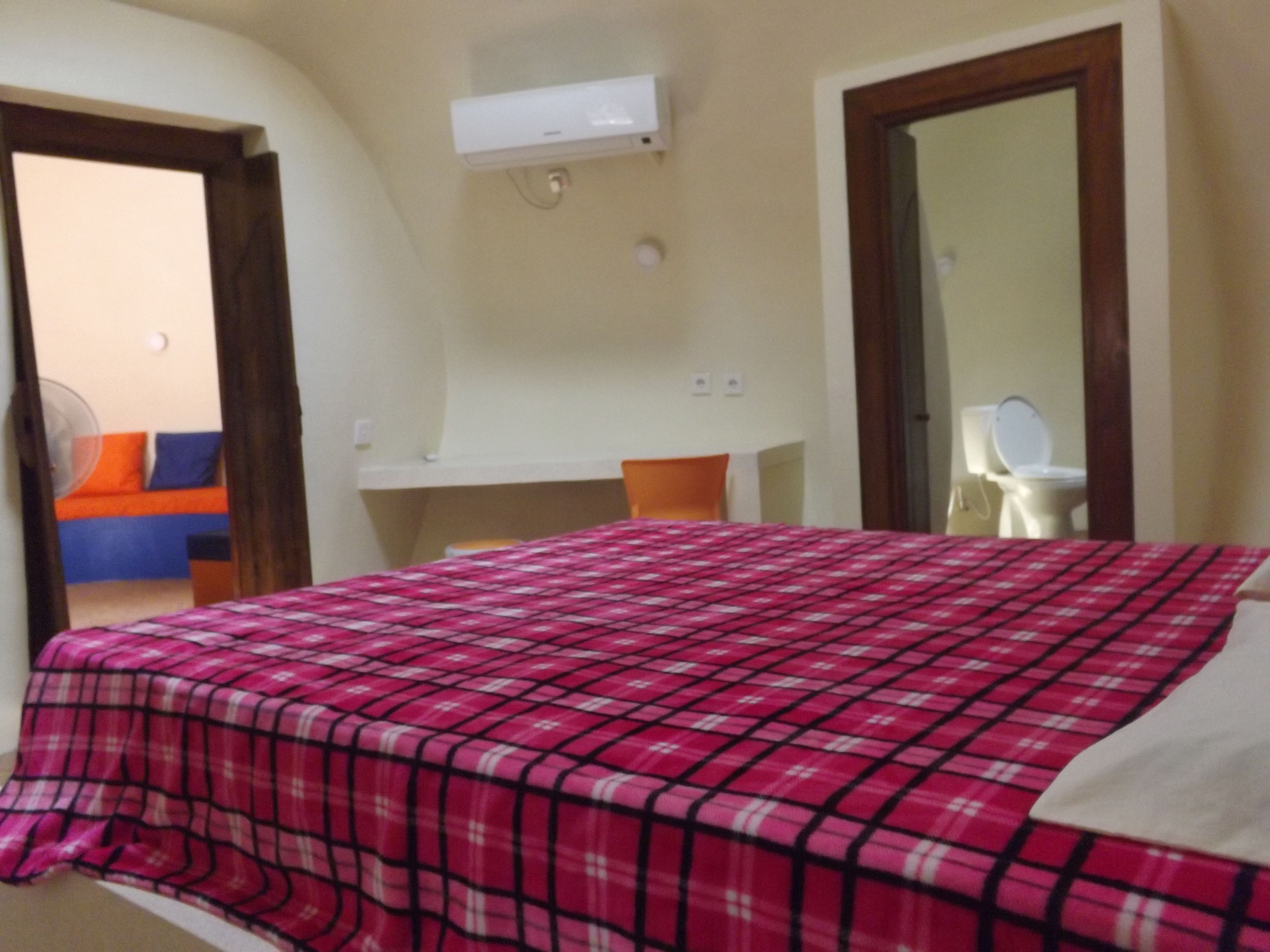 Une chambre à coucher avec un lit, un bureau et une chaise.