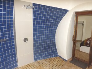 华丽别墅, 2 间卧室 | 浴室 | 淋浴设施、免费洗浴用品、毛巾