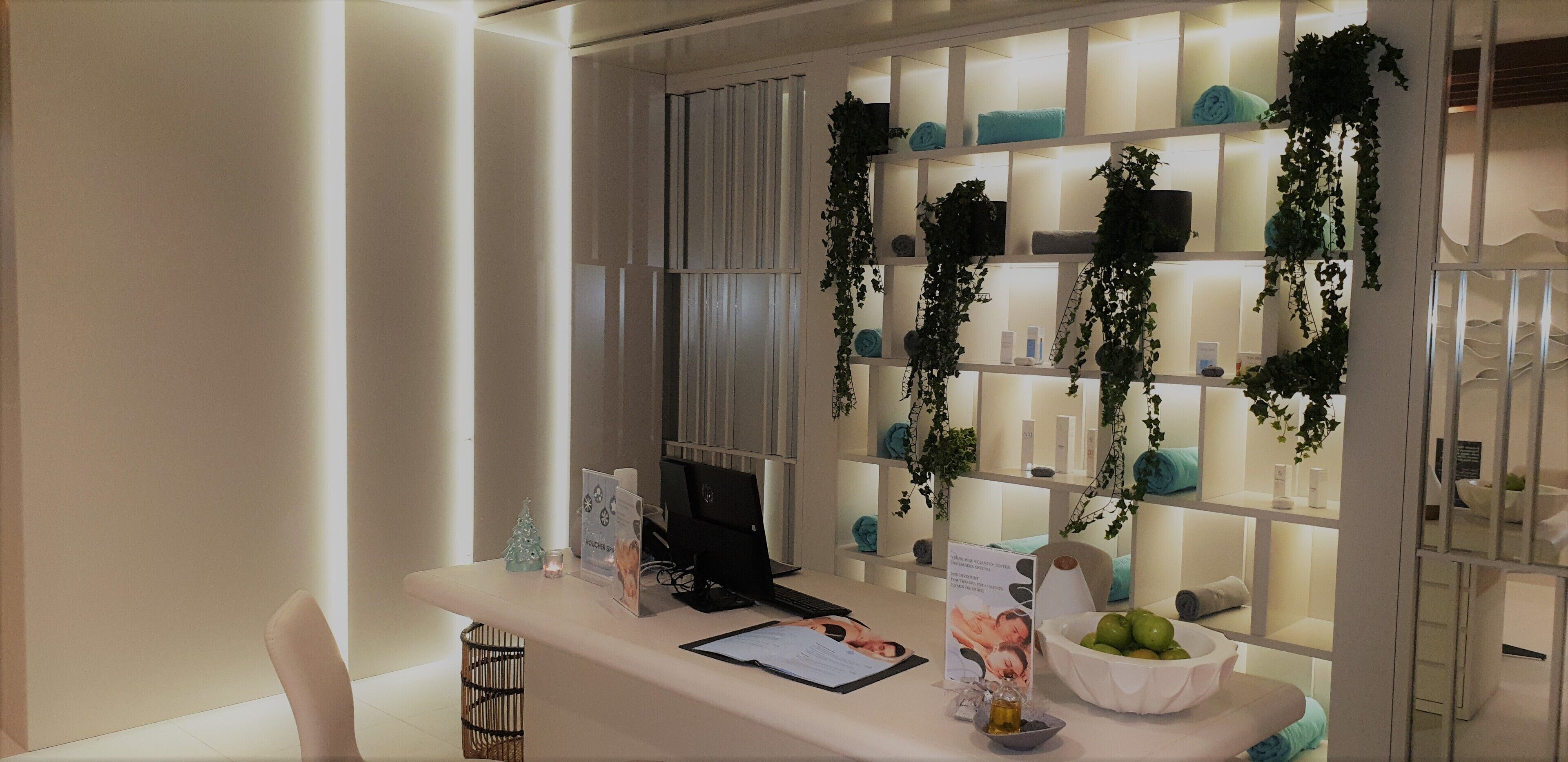 Salas de tratamiento para parejas, sauna y tina de hidromasaje 