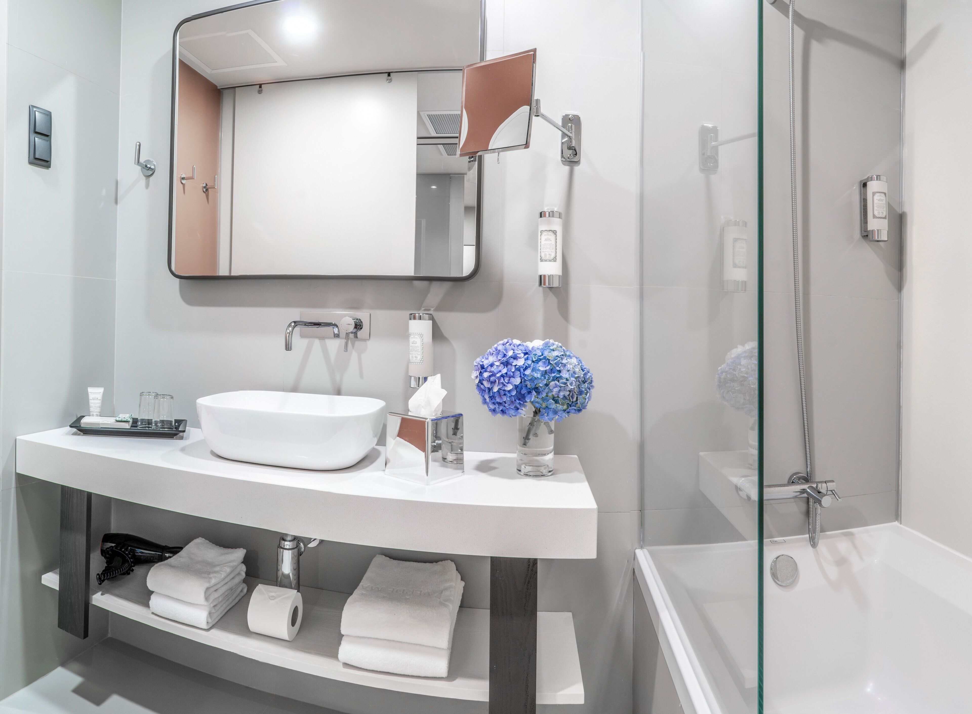 combined shower/bathtub, rainfall showerhead, eco-friendly toiletries