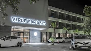 A building with a sign reading "VERDE MAR & SPA".