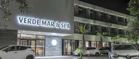 A building with a sign reading "VERDE MAR & SPA".