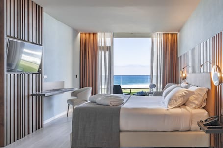 Premium bedding, minibar, in-room safe, desk. Hotel Verde Mar & SPA