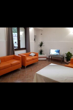 Desk, blackout drapes, free WiFi, bed sheets - Hotel '904 (Buggerru)