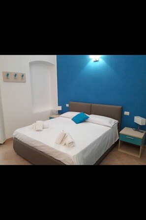 書桌、遮光布/窗簾、免費無線上網、床單