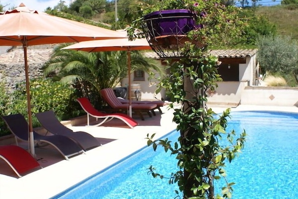 Utendørsbasseng og solsenger