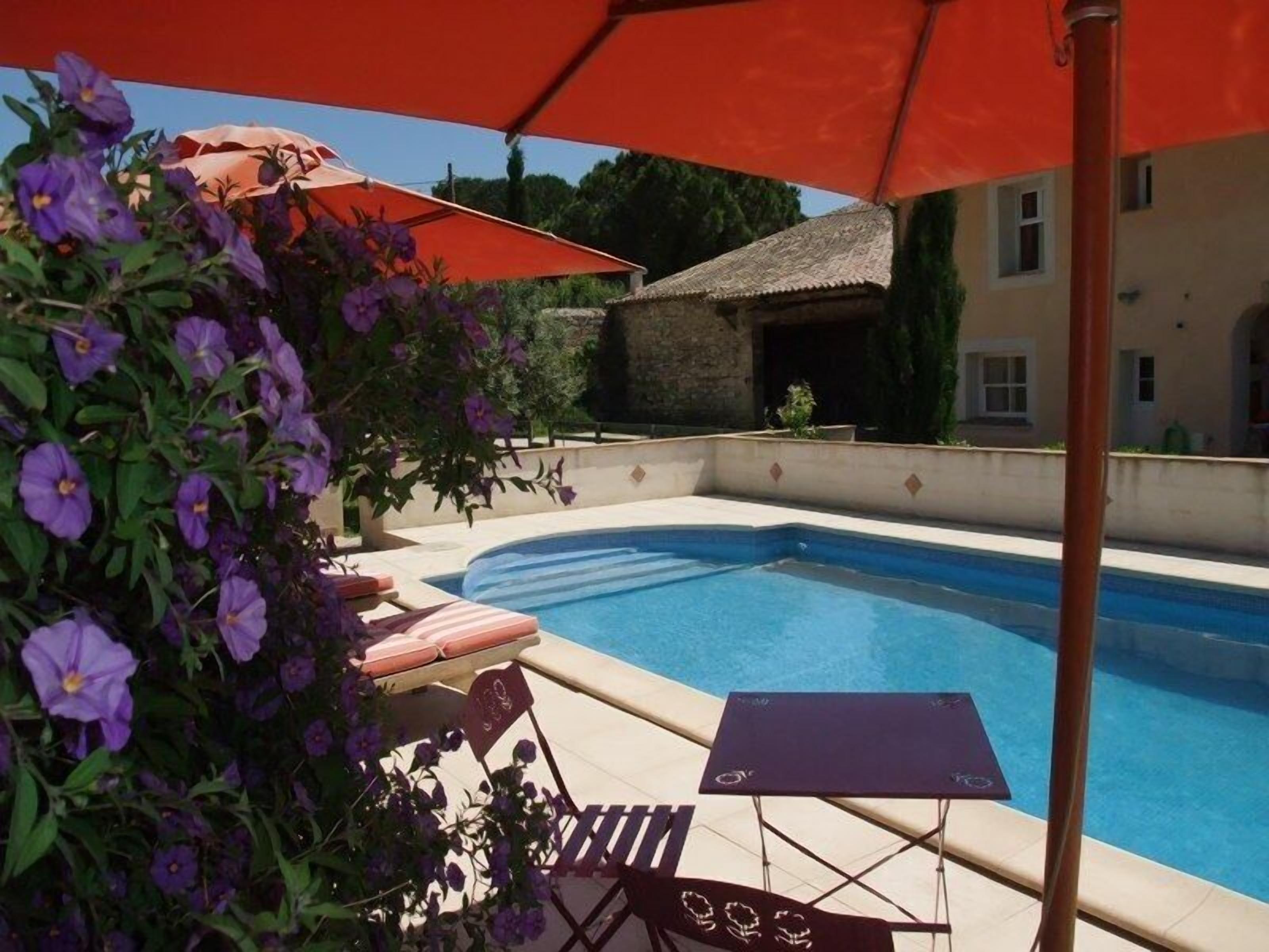 Piscina all'aperto, lettini