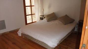 Appartamento familiare, 3 camere da letto, non fumatori | Con stile personalizzato, con arredamento individuale, una scrivania