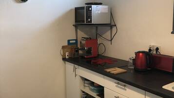 Full-size fridge, microwave, oven, stovetop
