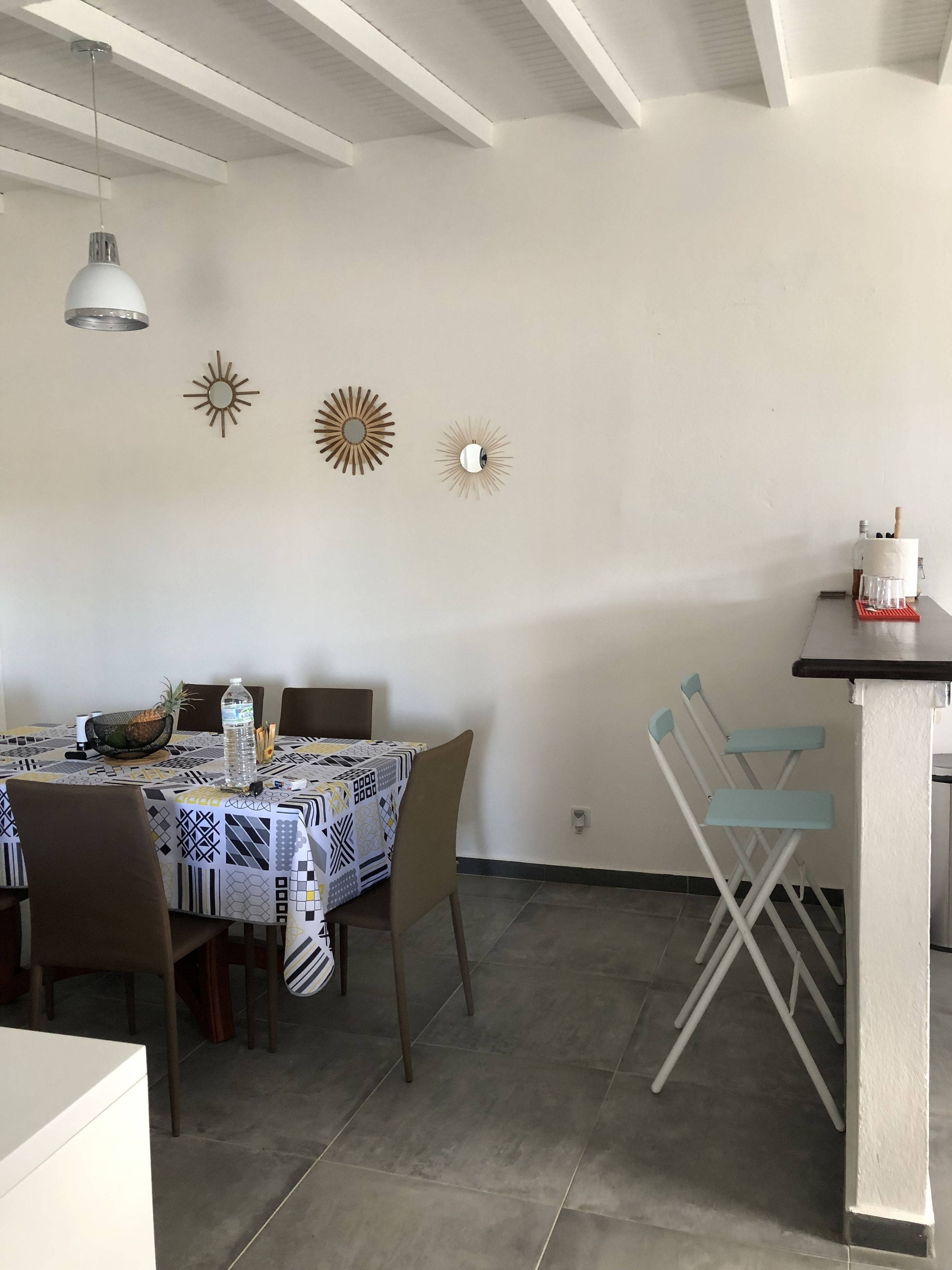 Full-size fridge, microwave, oven, stovetop