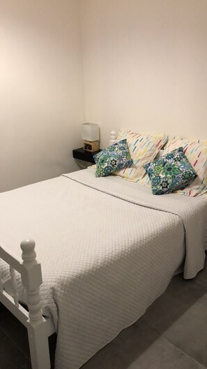 Chambre, 1 lit double | Sengetøy av topp kvalitet, skrivebord og skrivebord for bærbar PC