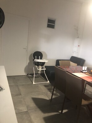 Chambre, 1 lit Queen avec douche intégrée | Terrasse/patio