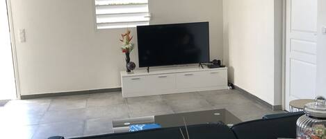 Chambre, 1 lit double | Living area | 120-cm Smart TV with cable channels, TV