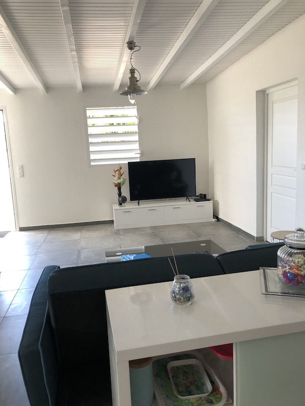 Chambre, 1 lit double | Living area | 120-cm Smart TV with cable channels, TV - Belcourtex (Baie-Mahault)