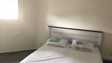 Chambre, 1 lit Queen avec douche intégrée | Premium bedding, desk, laptop workspace, soundproofing